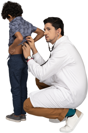 Dottore che esamina il suo piccolo paziente