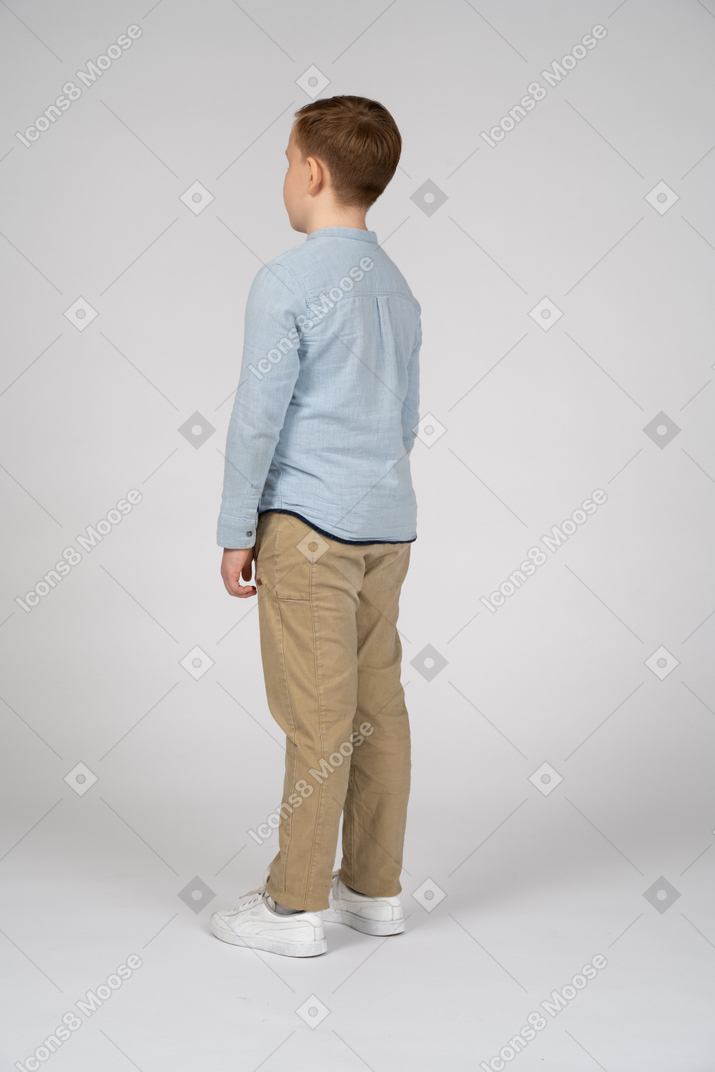 カジュアルな服装の男の子の側面図