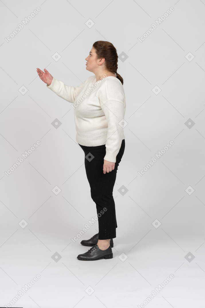 Vista lateral de uma mulher gordinha com roupas casuais