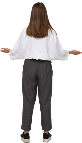 Vista traseira de uma jovem com roupas de escritório estendendo as mãos
