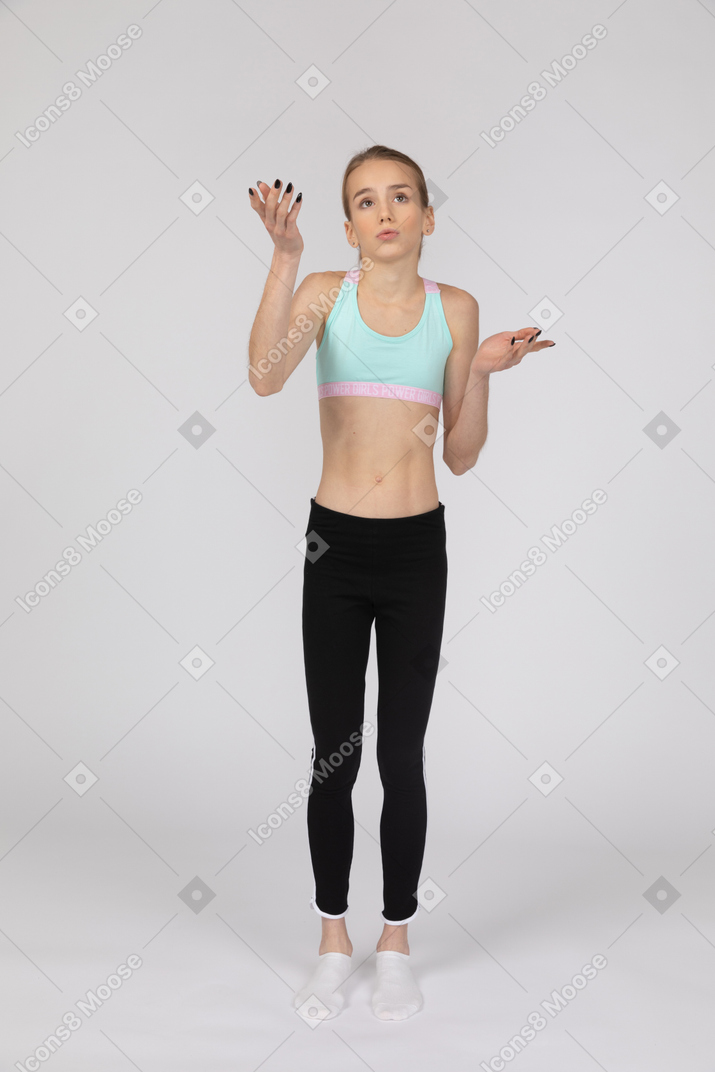 一个十几岁的女孩在运动服举手和争论的前视图