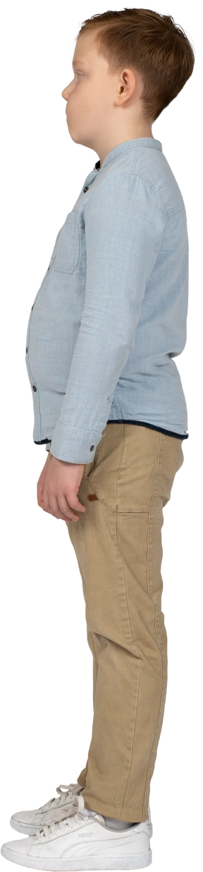 Vista laterale di un ragazzo in abiti casual che fanno facce