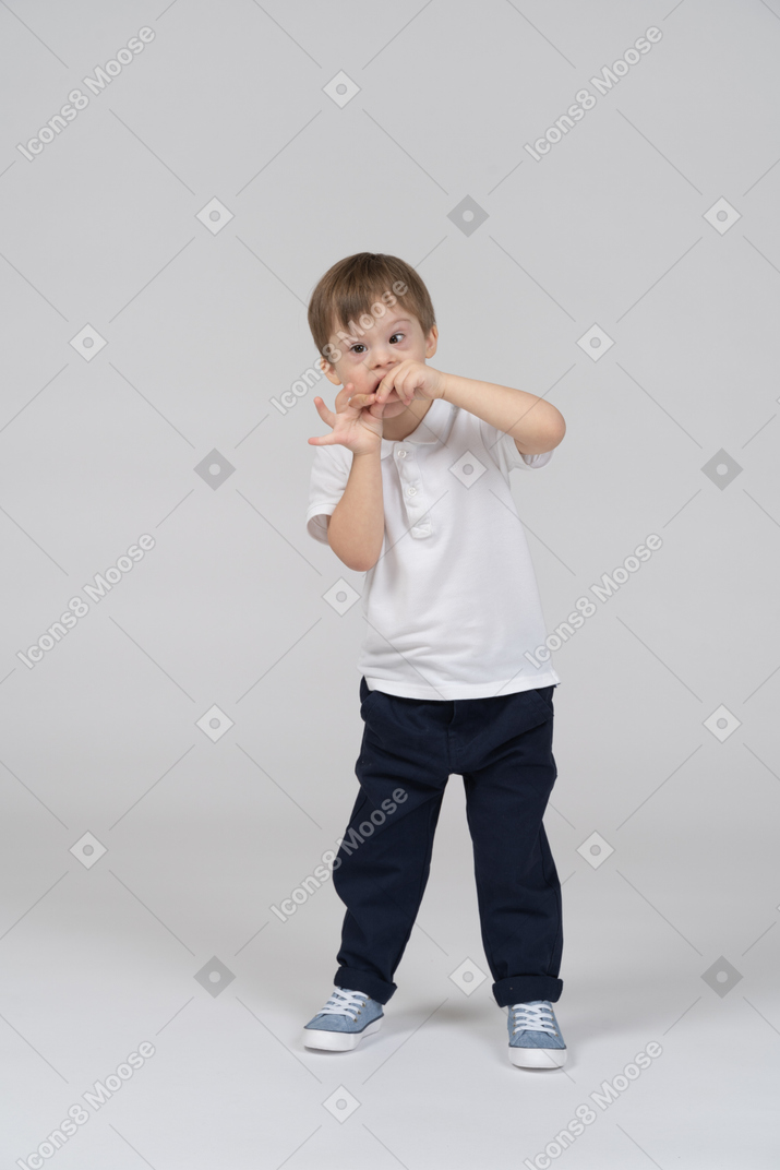 Petit garçon utilisant le comptage des doigts