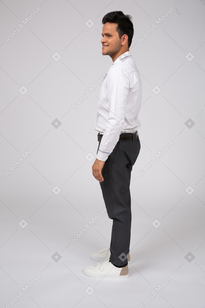 Hombre con camisa blanca de pie