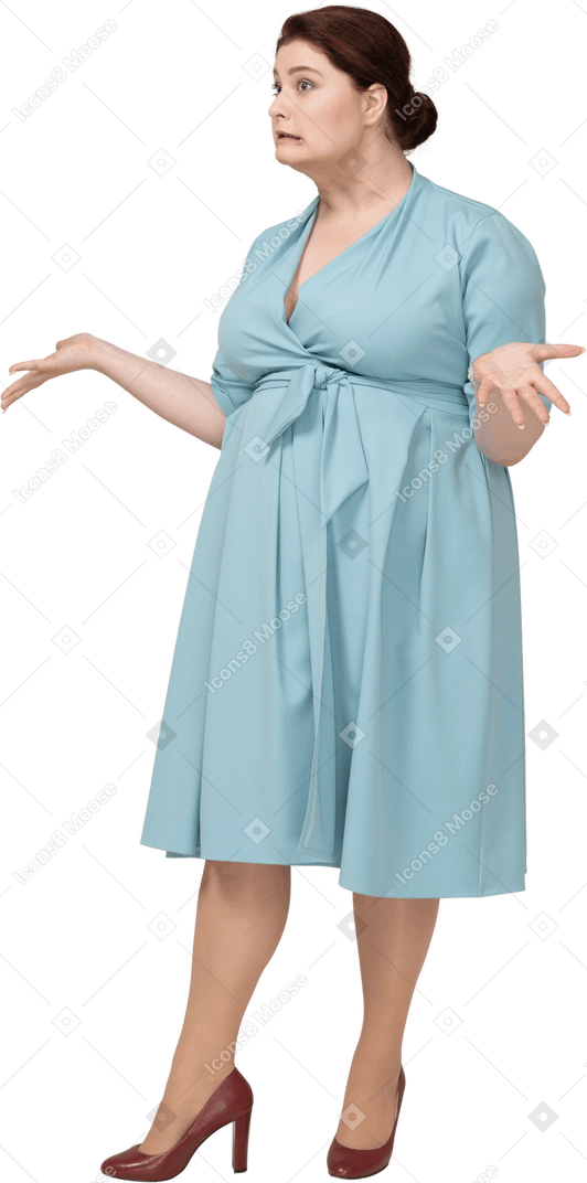 Vista frontale di una donna in abito blu che gesticola