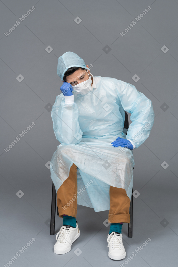 Arzt sitzt nach der operation auf dem stuhl