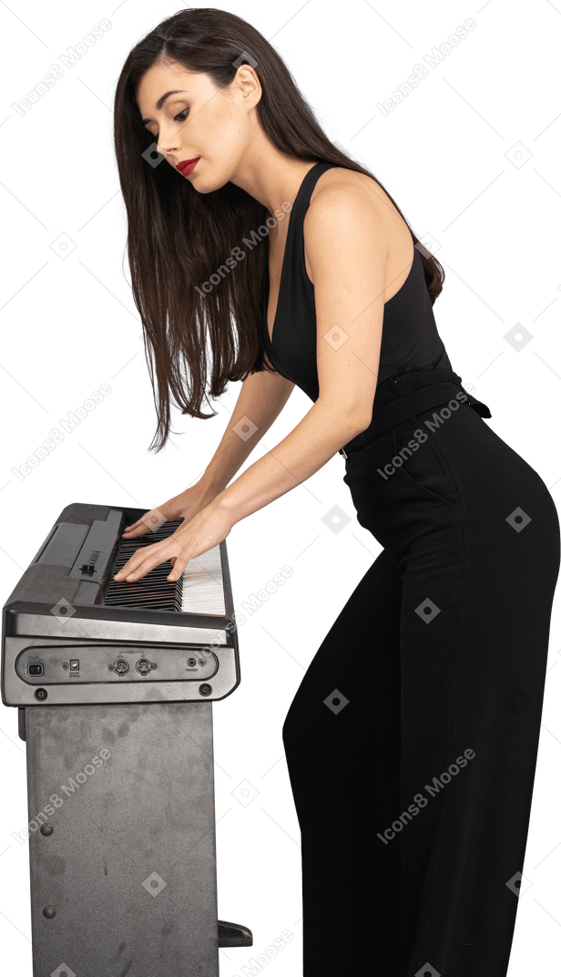 一位年轻的女士，穿着黑色西装弹钢琴的侧视图