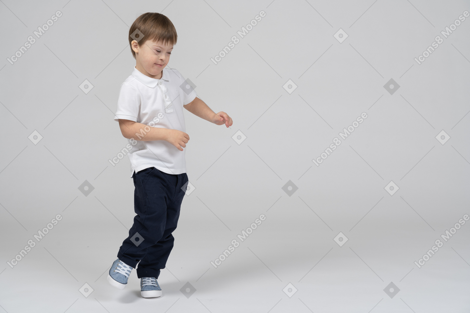 Игривый мальчик улыбается и ходит