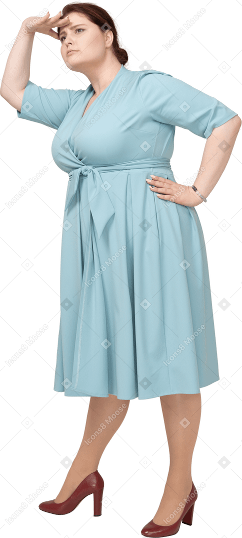 Vista frontal de una mujer con vestido azul en busca de alguien