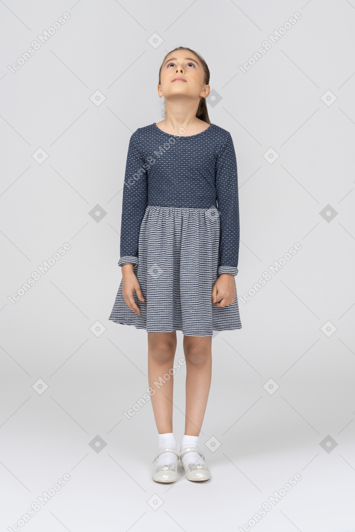 Vista frontal de una niña inclinando la cabeza hacia atrás
