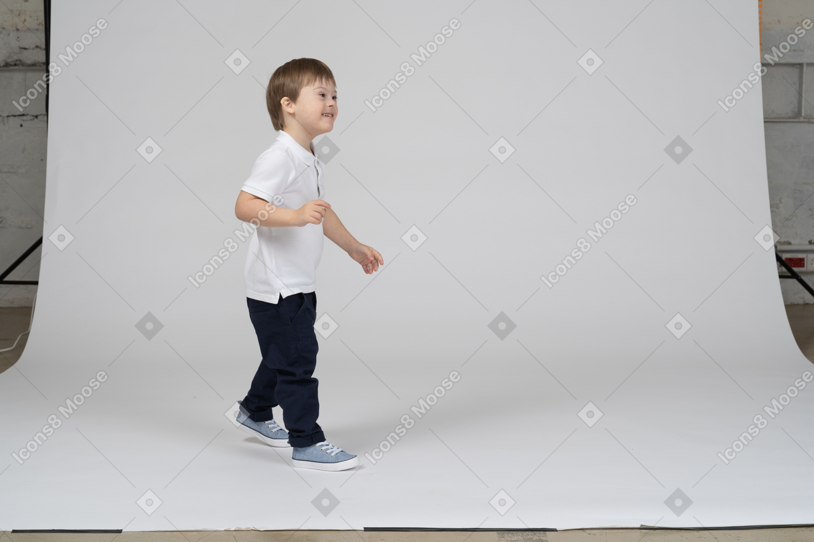 歩く陽気な少年の側面図