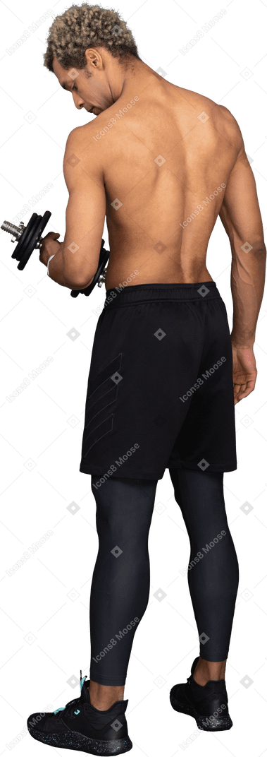 Dreiviertelansicht eines afro-mannes ohne hemd, der die hantel hebt