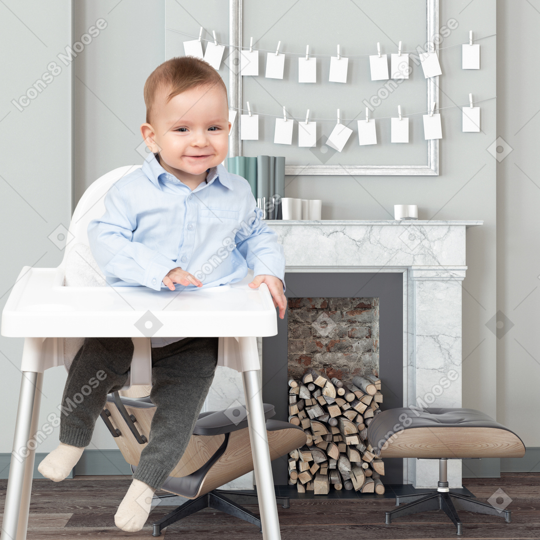 유아용 의자에 앉아 행복한 아기 소년