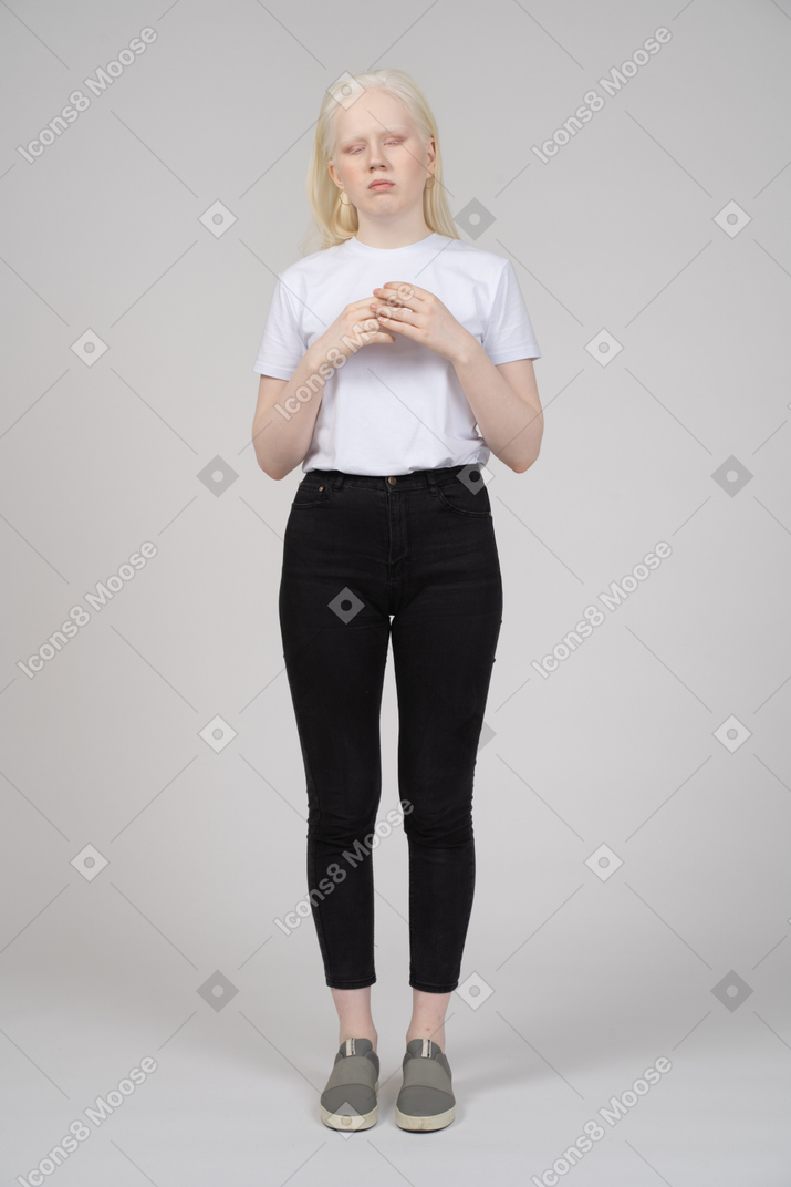 Mujer joven pensativa en ropa casual mirando hacia abajo