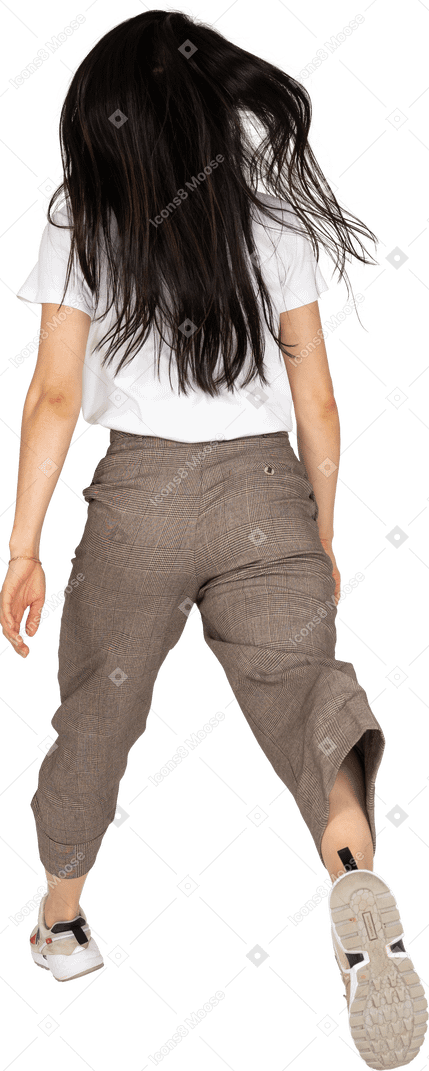 Vue de trois quarts d'une jeune femme sautant en culotte et t-shirt étalant ses jambes