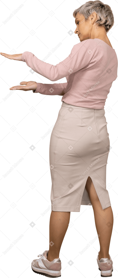 何かのサイズを示すカジュアルな服装の女性の背面図