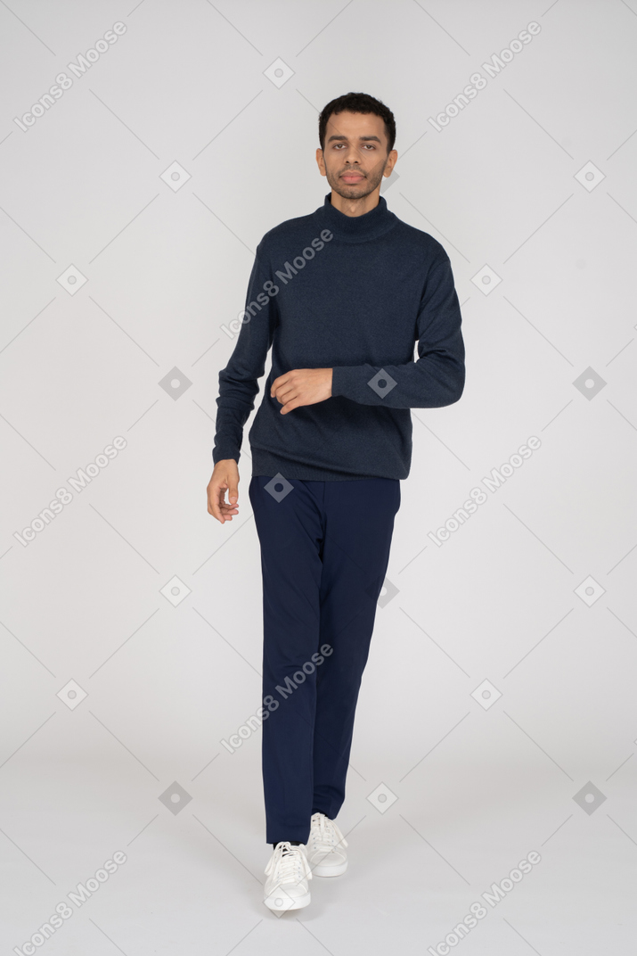 Homme en vêtements noirs debout