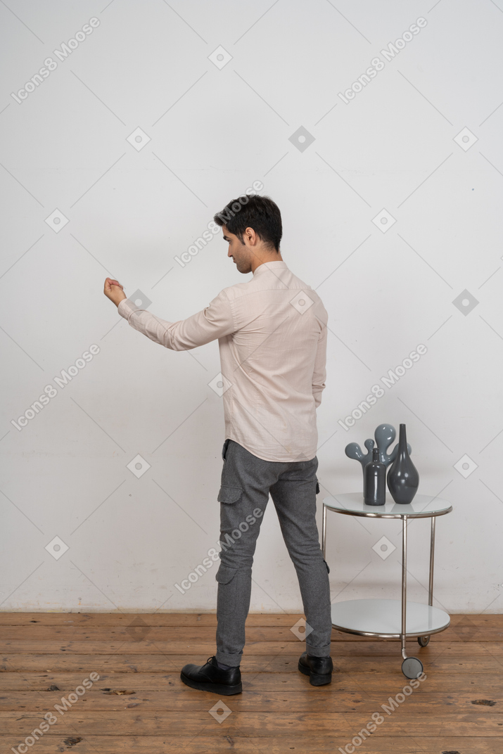 Homme en chemise posant et faisant des gestes