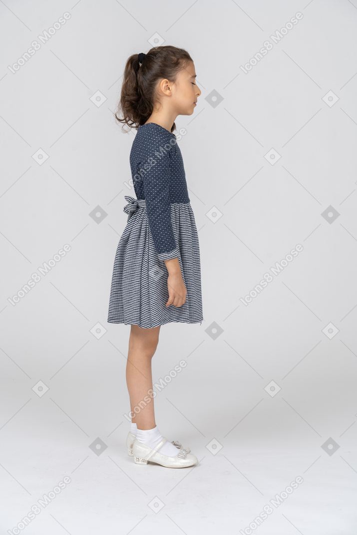 Side view of a girl with a ponytail