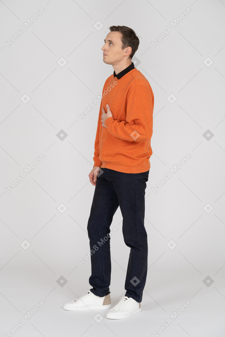 橙色运动衫站的年轻人
