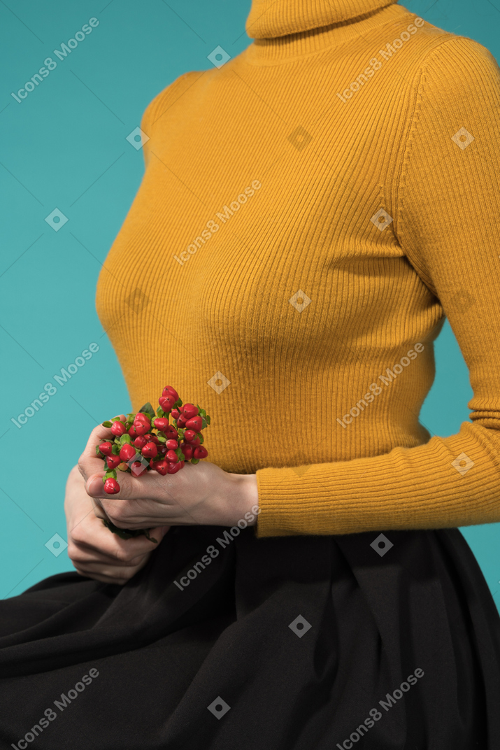 Femme, tenue, fleurs sauvages