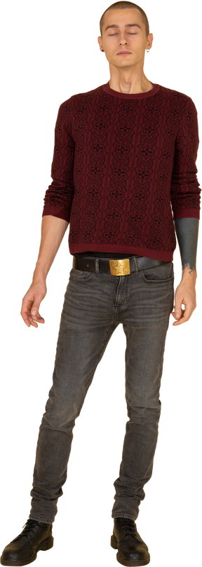 Vista frontal de um jovem com um suéter vermelho estendendo as mãos