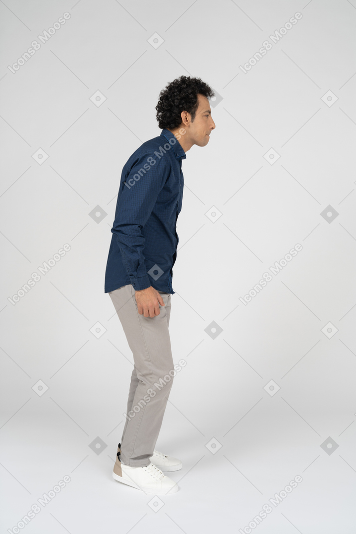 Uomo in abiti casual in piedi di profilo
