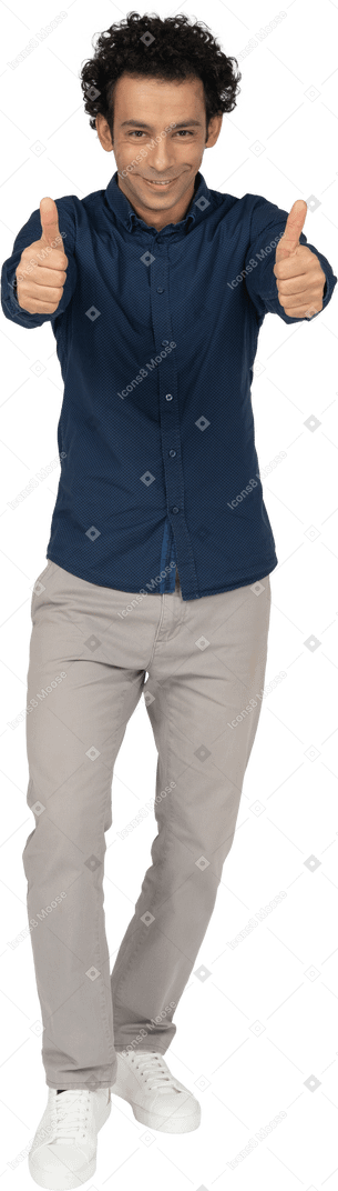 Vista frontal de um homem com roupas casuais mostrando os polegares para cima