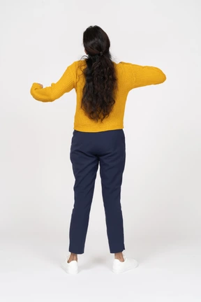 Vista trasera, de, un, niña, en, ropa casual, bailando