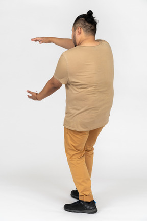 Jeune, homme asiatique, projection, taille, à, tendu, mains