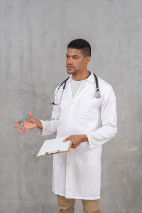 治療計画を説明する若い男性医師
