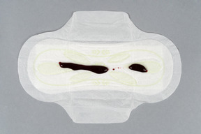 Close up de um absorvente higiênico ensanguentado usado