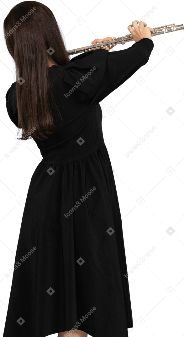 Vista nera di una giovane donna in abito nero che suona il flauto