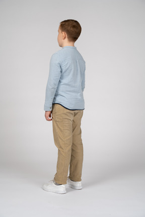 Vista lateral de um menino em roupas casuais