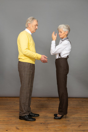 Pareja de mediana edad discutiendo