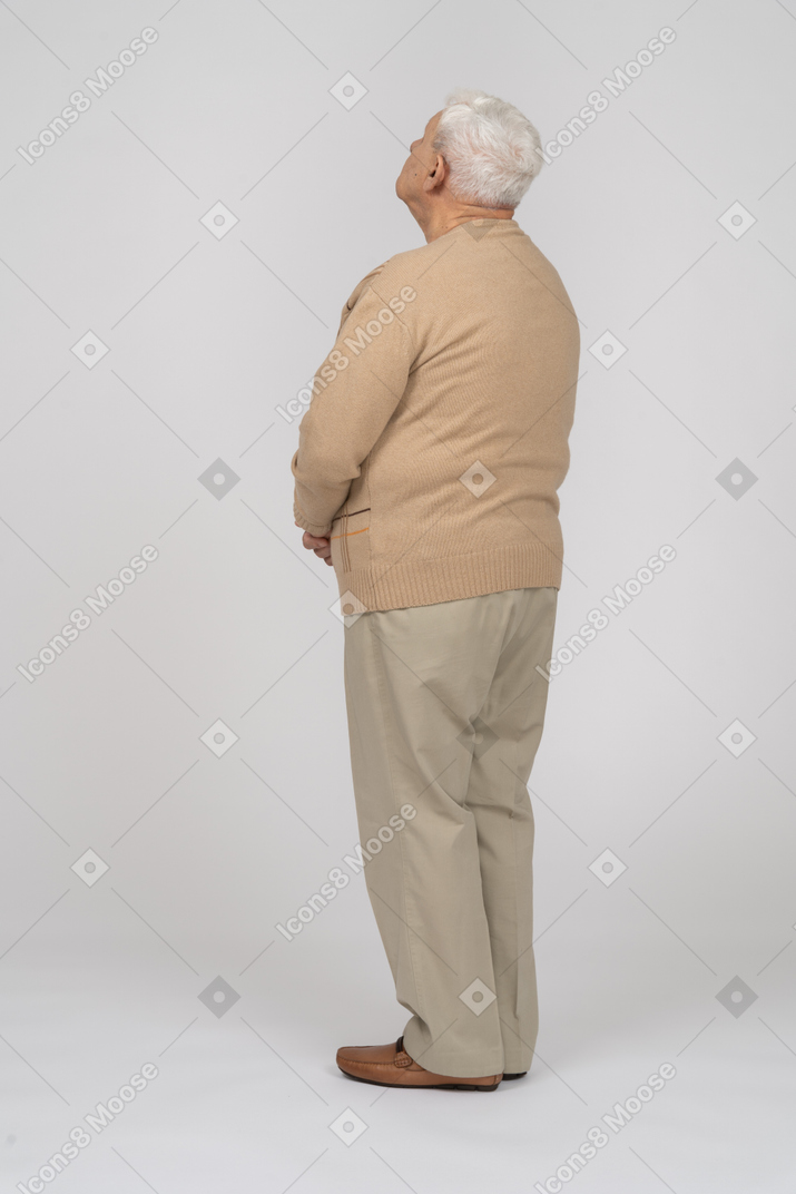Vista posteriore di un vecchio in abiti casual