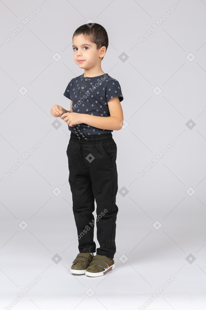 Vista frontal de un chico lindo en ropa casual