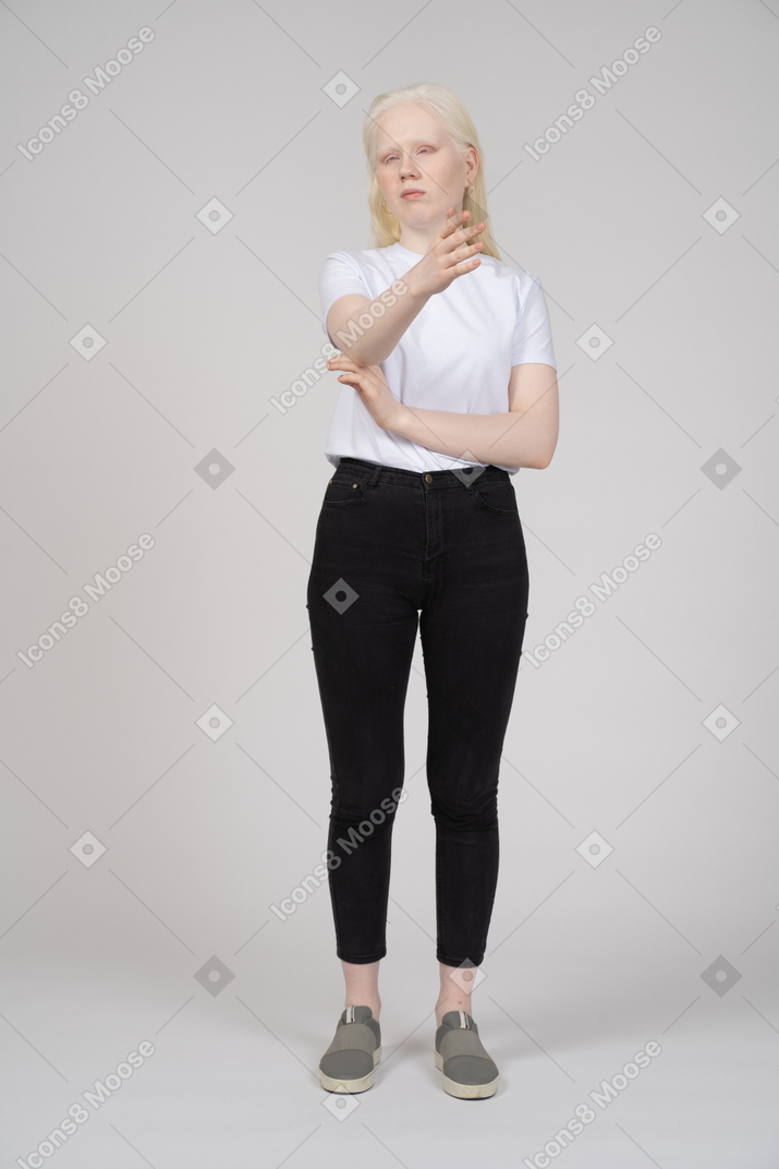 Femme blonde en vêtements décontractés gesticulant
