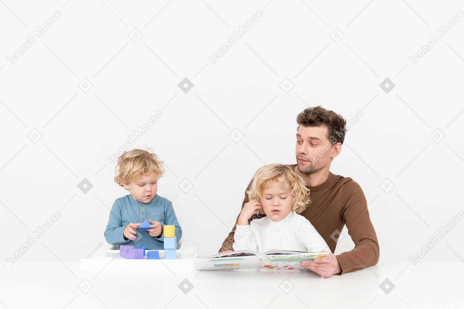 Vater spielt und liest mit seinen söhnen