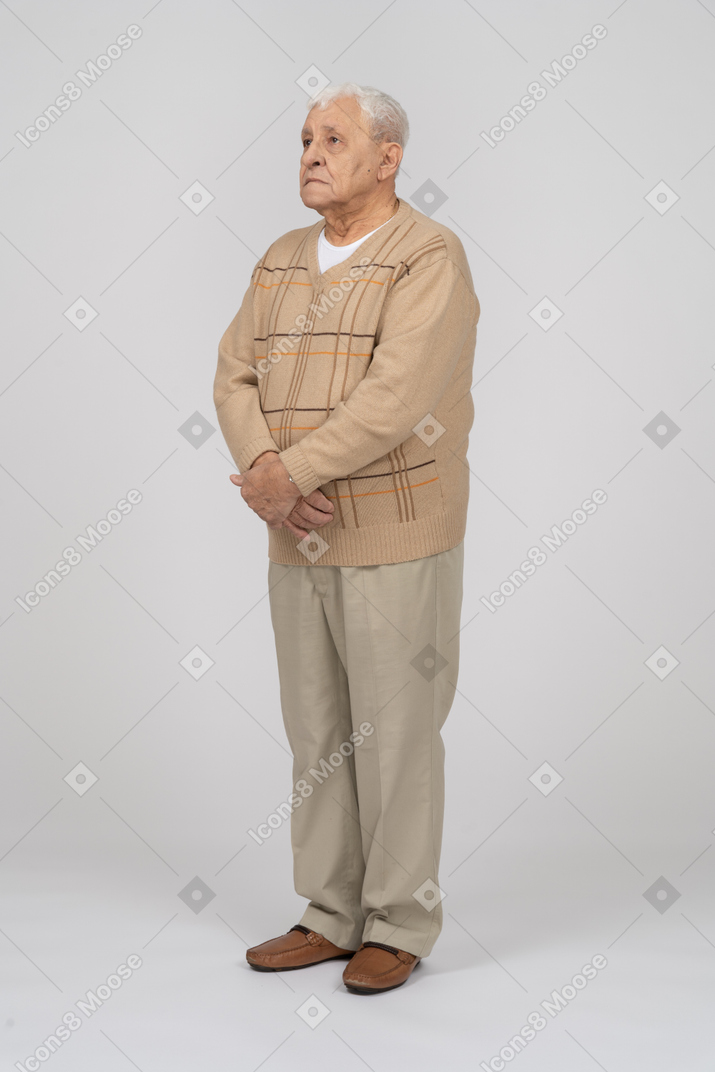 一位穿着休闲服的老人的正面图