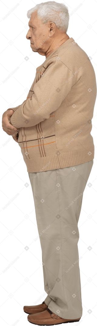 Vista lateral de un anciano serio con ropa informal
