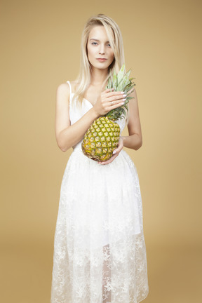 Ananas ist auch gut für süße hochzeit zu behandeln