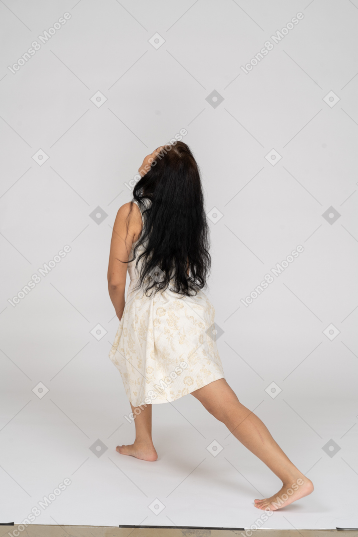 Mujer en vestido hermoso posando