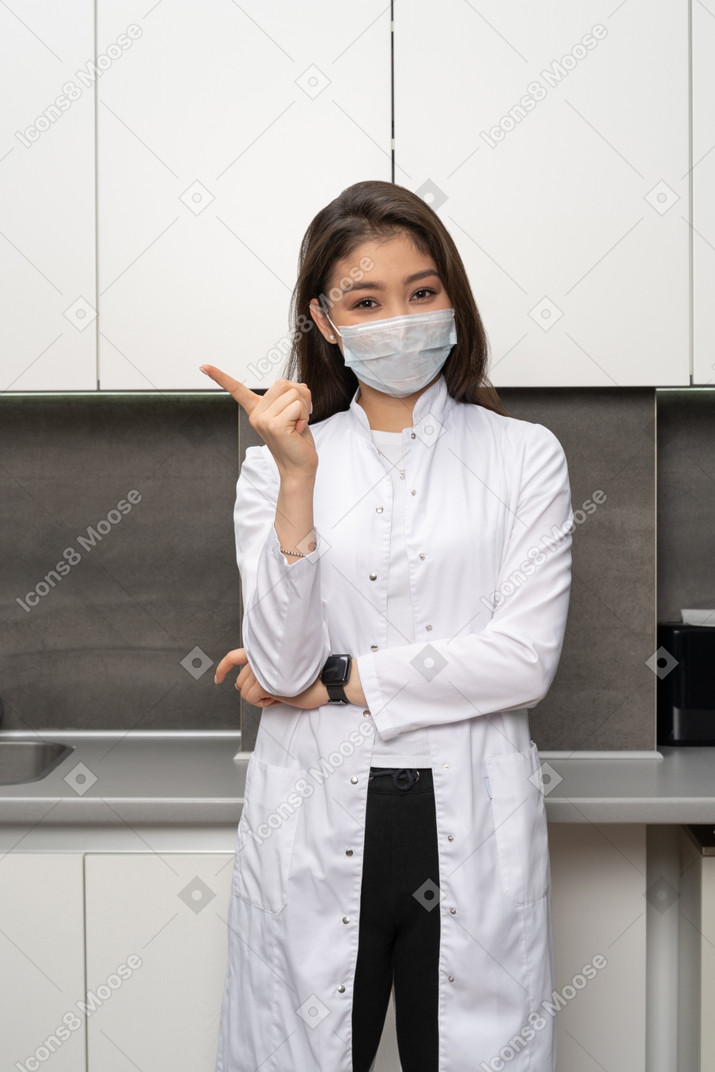 Um médico usando uma máscara facial