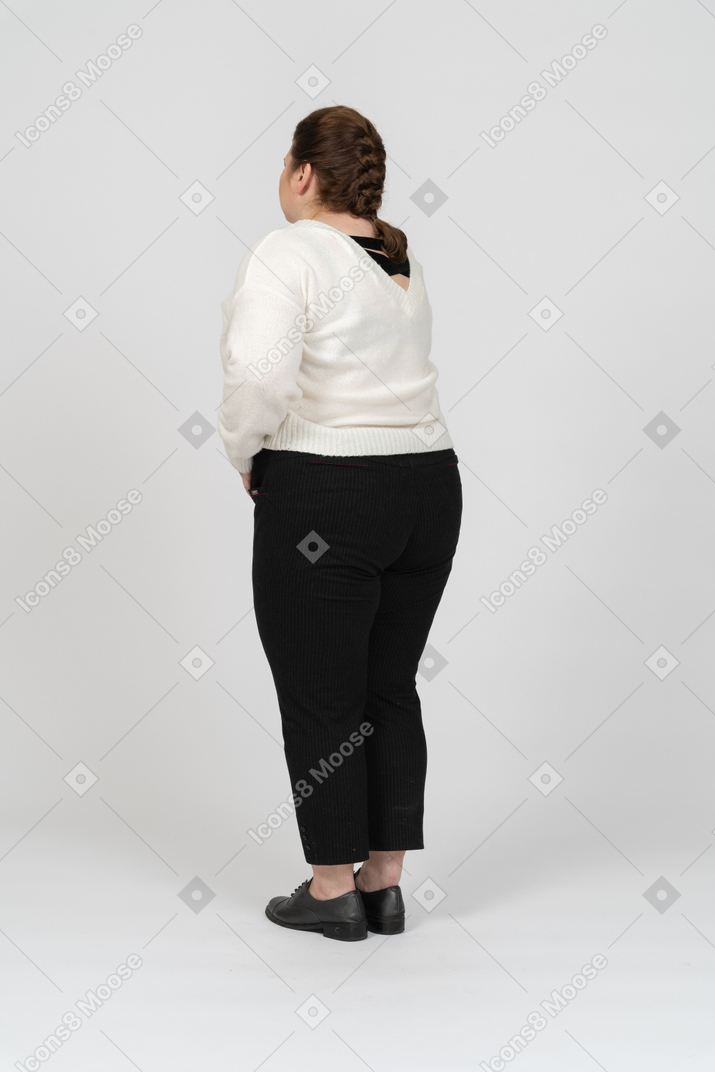 穿着便服的胖女人胃痛