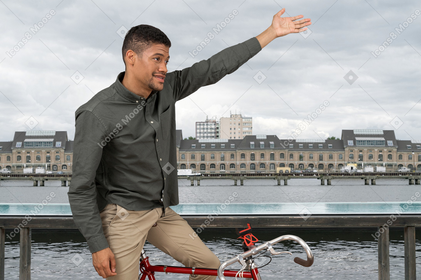 Mann mit fahrrad auf einer brücke