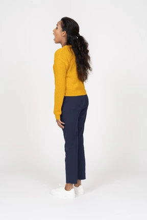 Vista lateral, de, un, niña, en, ropa casual, gritar