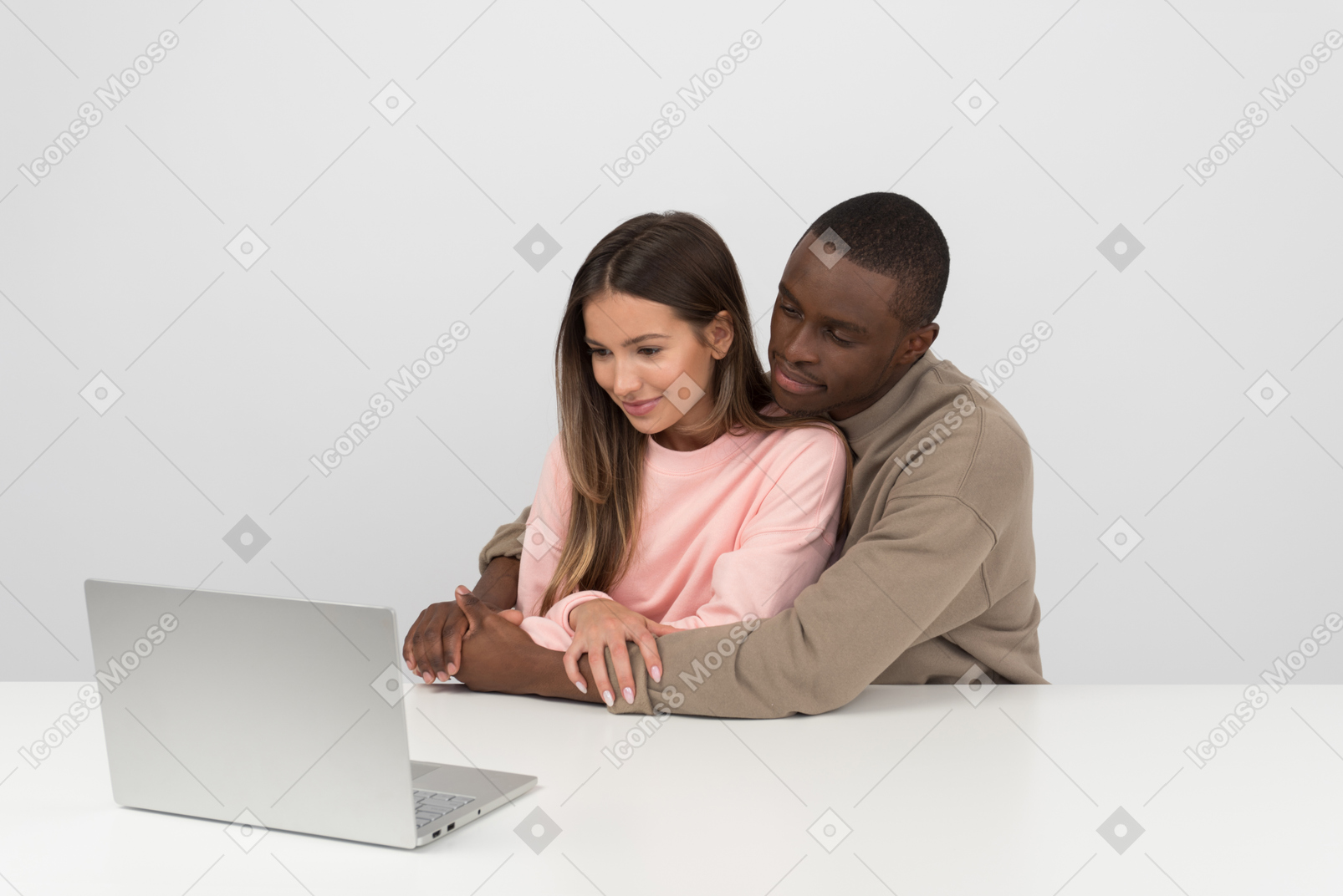 Coppia attraente guardando qualche spettacolo online insieme