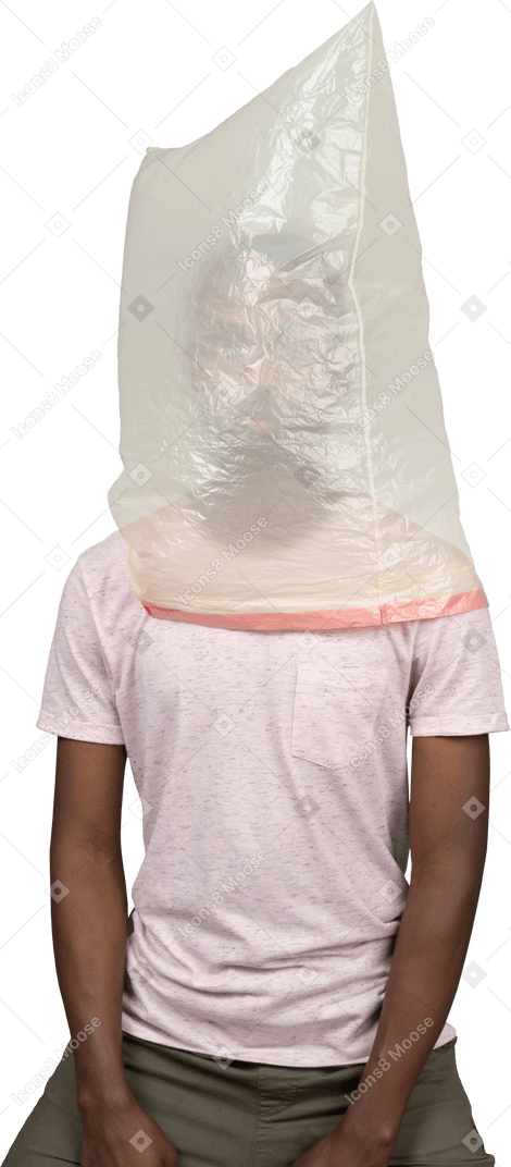 Nahaufnahme eines afrikanischen mannes, der mit einer plastiktüte auf seinem kopf sitzt