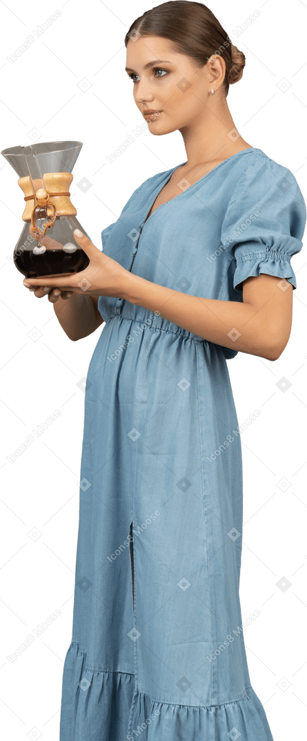 Vista di tre quarti di una giovane donna in abito blu che tiene una brocca di vino